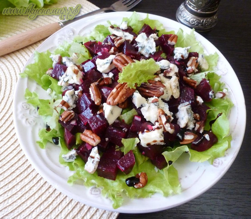 Салат со свеклой, голубым сыром и орехами - пошаговый рецепт с фото на Вкусномир